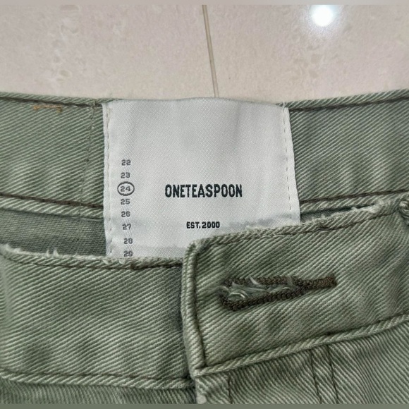 one teaspoons
size 24
green shorts
never worn - Picture 2 of 3